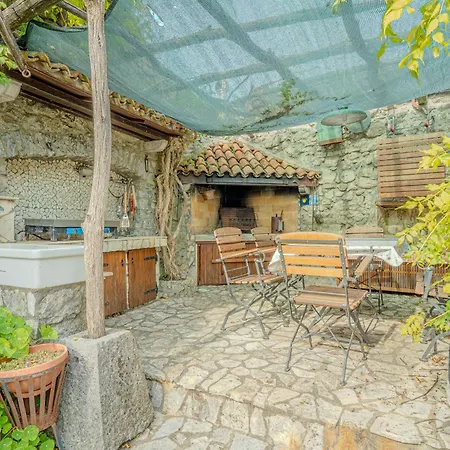 Сasa de vacaciones Traditional Karst House Rozina With Garden - Happy *