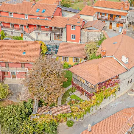 Vakantiehuis Traditional Karst House Rozina With Garden - Happy *